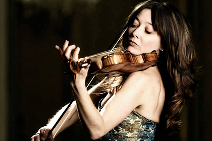 Lina Tur Bonet playing violin